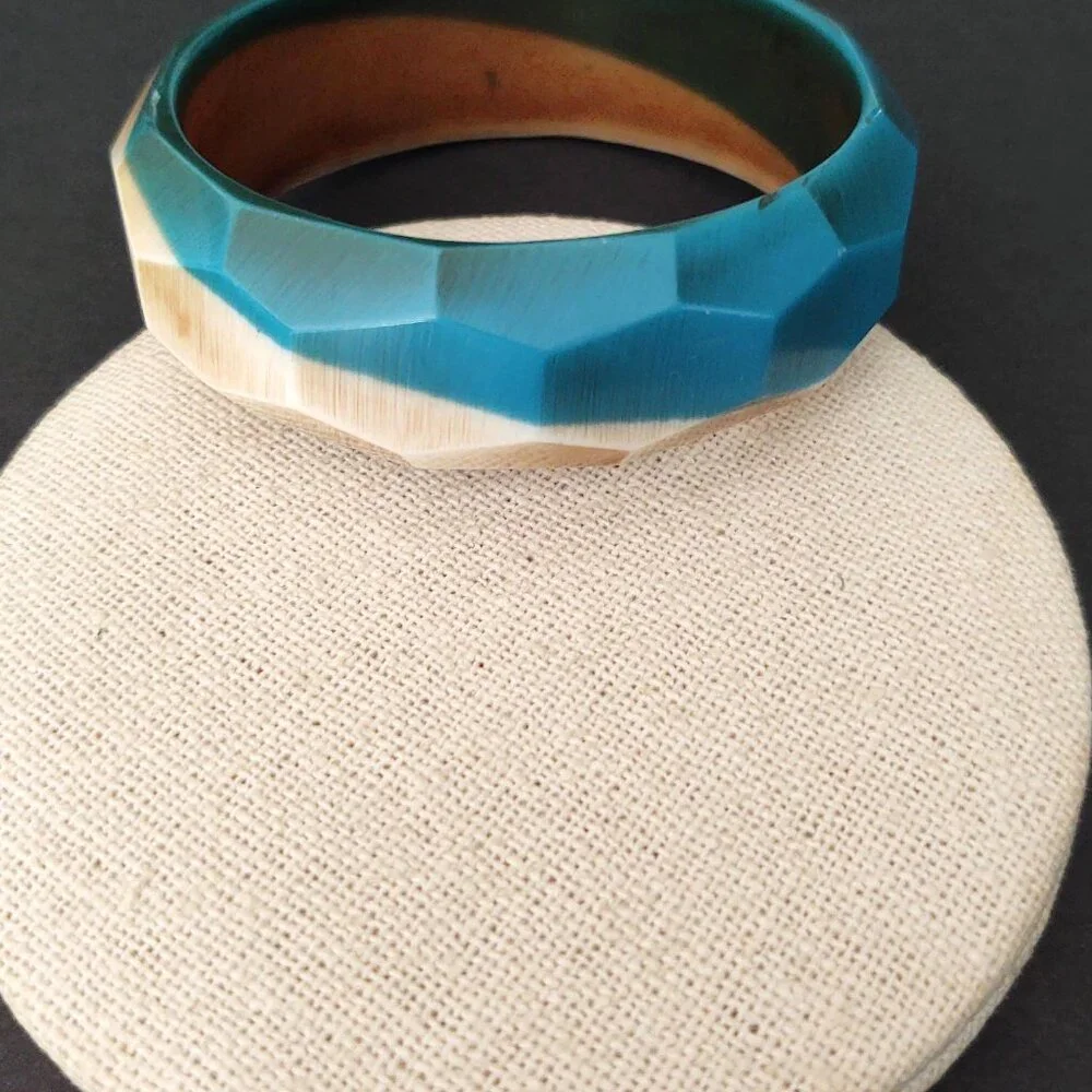 Blue and beige faceted resin bangle